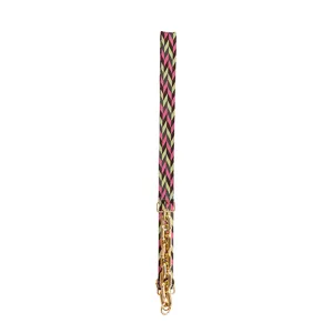 Gedetailleerde close-up van de brede dames tassenvervangingsband met jacquardpatroon en ketting.