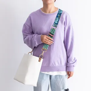 Courroie de sac large bohème avec perles colorées et sac seau blanc pour femmes.