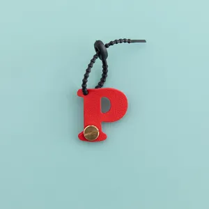 Breloque de sac porte-clés lettre P en cuir PU rouge accessoire minimaliste détail