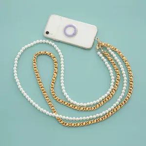 Chaîne de sac multibrins en perles et métal doré, accessoire tendance pour sacs et téléphones.