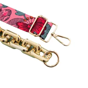 Stijlvolle brede tasriem met roze bloemen jacquard webbing en grove gouden ketting.