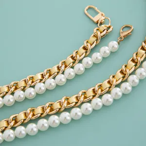 Gros plan sur la chaîne de sac DIY élégante avec tressage en cuir doré et perles blanches.