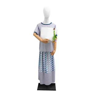 Vista detallada del colgante de bolso y llavero de cuero PU con flor, diseño elegante.