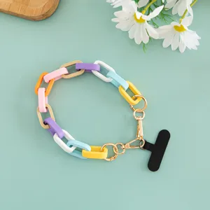 Detailansicht der bunten Macaron Acrylkette, ideal als stilvoller und moderner Taschenriemen.