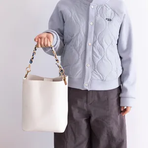 Vista detallada del elegante bolso saco de cuero PU blanco con cadena y asa de pañuelo.