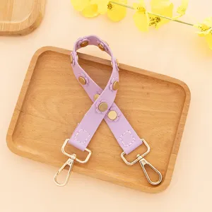 Courroie de sac en cuir floral violet, sangle de remplacement courte avec crochets dorés.