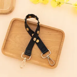 Courte bandouliere de sac en cuir PU noir avec details de rivets de fleurs pour femme