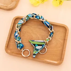 Correa de cadena para bolso de repuesto con asa de metal tejida con pañuelo de seda colorido.