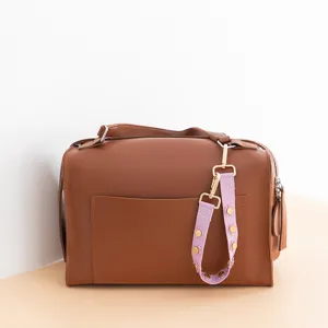 Chic sac à main en cuir PU marron avec bandoulière courte à rivets floraux élégant.