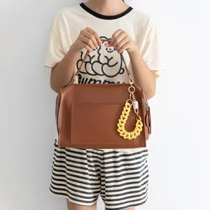 Sac à main court pour femme en cuir PU avec chaîne décorative et sangle de détail.