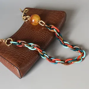 Détail de chaîne en acrylique coloré pour sacs DIY, accessoire de sangle décoratif.