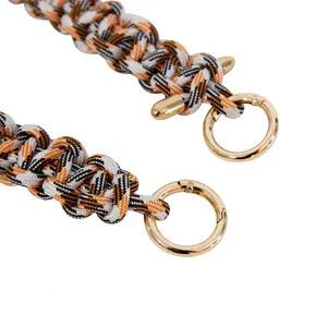Detailansicht des bunten geflochtenen Taschenriemens mit goldenen Ringen als Ersatz.