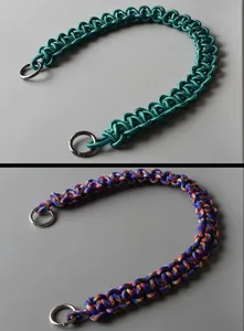 Handgefertigter geflochtener Taschenriemen im Detail, robuster Paracord mit Metallringen.