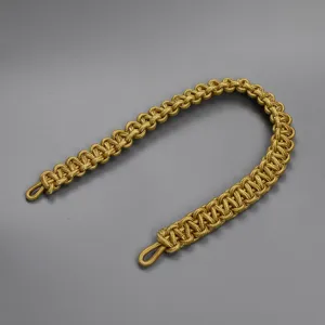 Detaillierte Nahaufnahme des exquisiten goldenen gewebten Taschengurt mit feiner Handwerkskunst.