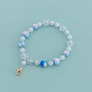 Blauer Acryl Perlen Handyanhänger Kette mit süßen Herzen und Blumen für Taschen und Handys.