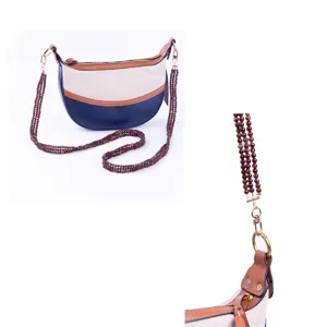 Sac à bandoulière en toile avec lanière de perles, sac croissant style créateur.