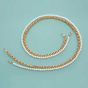 Détail de chaîne de sac DIY perles et métal, accessoire élégant pour bandoulière.