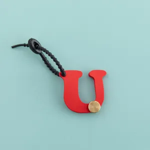 Vue détaillée du porte-clés en cuir PU lettre U rouge et pendentif de sac pour femme.