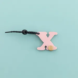 Rose lettre X porte-clés en cuir PU pendentif sac minimaliste détail gros plan accessoire