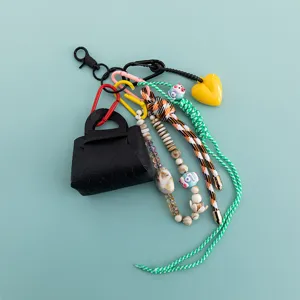 Simpatico portachiavi con ciondolo borsa multifunzionale con mini borsa nera, perline e corda.