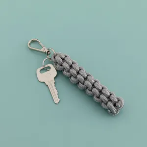 Minimalistischer grauer geflochtener Nylonseil-Schlüsselanhänger für Taschenzubehör.