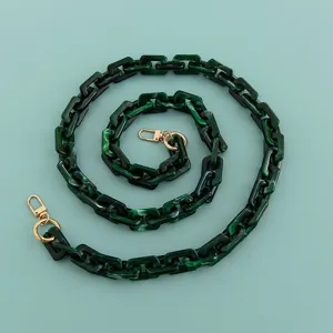 Dettaglio catena in acrilico verde scuro, accessorio borsa DIY e catenina telefono.