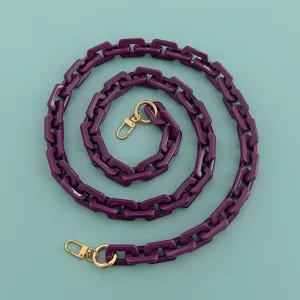 Dettaglio catena in acrilico viola, elegante accessorio per borsa DIY e ciondolo per telefono.