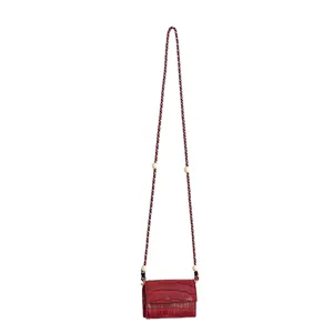 Dettaglio borsa a tracolla mini motivo coccodrillo rosso con cinturino intrecciato 120cm