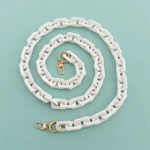 Dettaglio catena quadrata in acrilico bianco con moschettone dorato per accessorio borsa DIY.