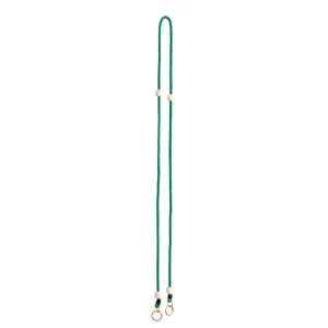 Laccetto per telefono verde intrecciato con perline di legno e anelli, dettaglio 120cm.