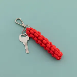 Roter gewebter Nylonseil Schlüsselanhänger Taschenanhänger mit Metallverschluss Detail.