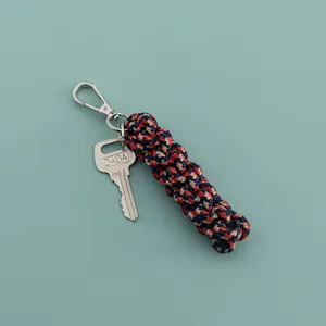 Stilvoller gewebter Nylon Paracord Taschenanhänger Schlüsselanhänger mit Metallverschluss.