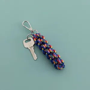 Detaillierte Nahaufnahme eines handgefertigten bunten Nylon-Paracord-Schlüsselanhängers.