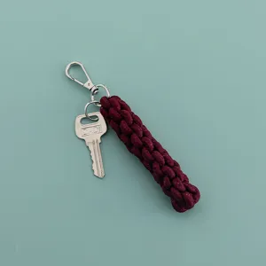 Nahaufnahme geflochtener Nylonseil Taschenanhänger, handgemachter Schlüsselring für Rucksack.
