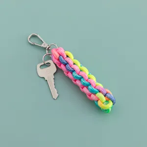 Detailansicht des bunten geflochtenen Nylonseil-Taschenanhängers mit Metallbeschlägen.