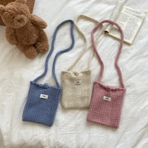 Handgemachte gestrickte Mini Umhängetasche, süße Woll-Schultertasche mit tollem Detail für Damen.