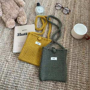 Handgemachte geflochtene Handytasche mini Wolle Umhängetasche süß Herbst Winter Detailansicht