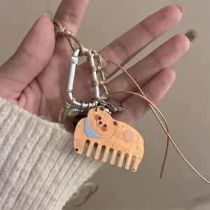 Detail des süßen Bären Acetat Kamm Anhängers, einzigartiger Taschenanhänger und Pulloverkette.