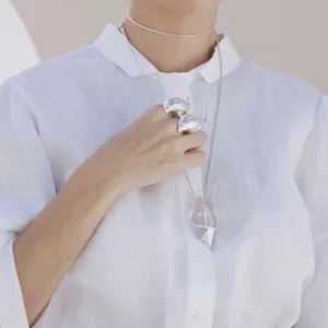 Silbernes skulpturales organisches Ring- und Halsketten-Set, eleganter Damenschmuck.