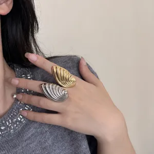 Ausgefallener großer Muschel Ring in Gold und Silber, auffälliger Statement Schmuck.
