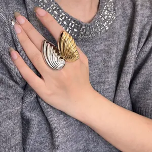 Übertroffener Muschel Ring Set, silberner und goldener Statement Modeschmuck für Damen.