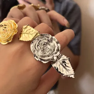 Schicke Statement Metall Rose und Blatt verstellbare Ringe, detailgetreues Design.