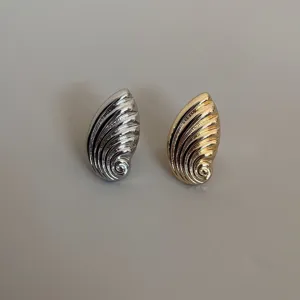 Schicke metallische Muschel Ohrringe oder Ringe in Silber und Gold, Vintage Design.