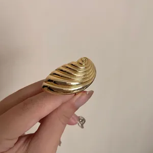 Vergoldeter Statement Muschel Ring für Damen, klobiger Spiral Muschel Finger Schmuck Mode Accessoire.