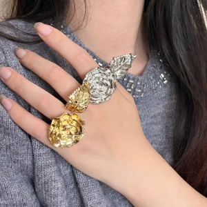 Verstellbare metallische Rosen Blatt Statement Ringe Set für Damen kreativer Schmuck.