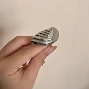 Exquisiter silberner Muschel Ring, eleganter europäischer Retro Statement Schmuck für Damen.