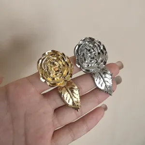 Nahaufnahmendetail von doppelten Rosenblüten offenen verstellbaren Ringen in Gold und Silber.