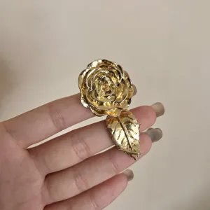 Nahaufnahme Detail des verstellbaren vergoldeten Rosen-Ringes am Finger, eleganter Modeschmuck.