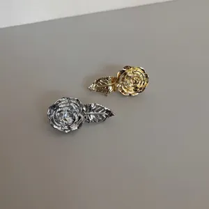 Detailansicht des exquisiten Metall Rosenblüten und Blätter verstellbaren offenen Rings.