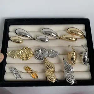 Sortierte offene Metallringe mit Tropfen-, Rosen- und Blatt-Design in Gold und Silber.